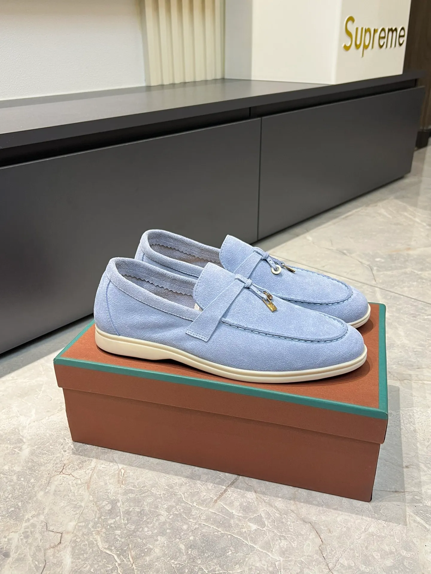 Men's shoes 💰p360 "Loro men's shoes 💰pian'*" Classic L men's shoes for couples 💰p Top version British flat loafers, a must-have item in old money style, the minimalist design is eye-catching and durable, a plus point for dressing The soft foot feel and texture are outstanding. They don’t scratch your feet and are very nice. They are matched with soft and waxy soles. They can be worn daily for a long time without getting tired. They are easy to wear, versatile and classic items, with perfect foot feel and texture! Imported cashmere fabric, the lining is made of imported A-grade water-dyed cow lining, the top version of the genuine leather midsole is sewn with pure handmade mark thread! Size: Female 35-40 (34. Customized) Male 38-44 (45.46. Customized)